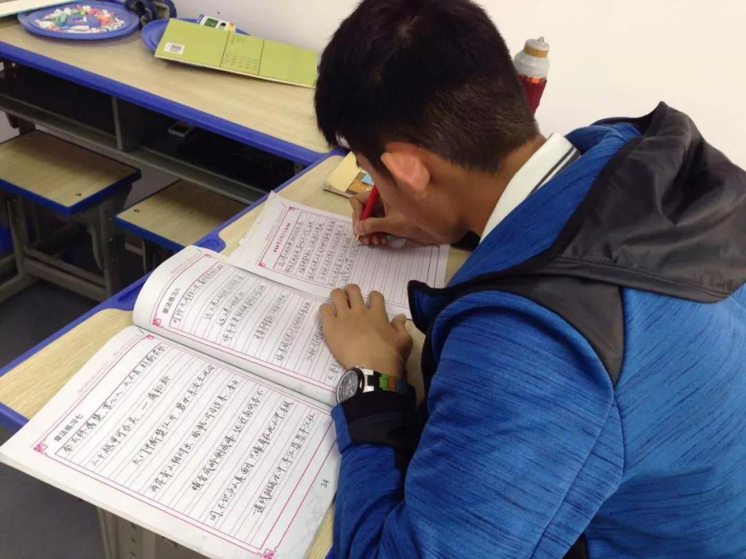锋格练字班学员练习中